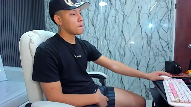 Snapshot of marcus_20 chatting on November 30, 2:10 pm marcus 20 online show from November 30, 2:10 pm