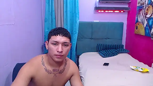 Snapshot of twinks_fuck chatting on August 4, 12:03 am twinks fuck online show from August 4, 12:03 am