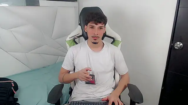 Snapshot of Yankeee_ chatting on November 28, 3:42 am Yankeee online show from November 28, 3:42 am