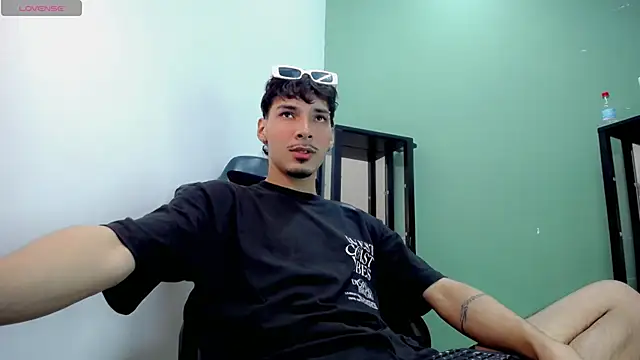 Snapshot of Yankeee_ chatting on December 1, 3:33 am Yankeee online show from December 1, 3:33 am