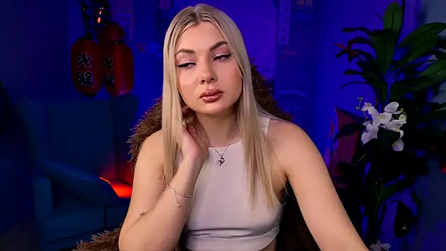 HyileyClark online show from April 17, 9:23 am