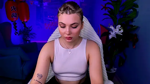 HyileyClark online show from April 19, 9:52 am