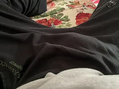 Snapshot of erdestruttor18 chatting on February 26, 7:51 am erdestruttor18 online show from February 26, 7:51 am