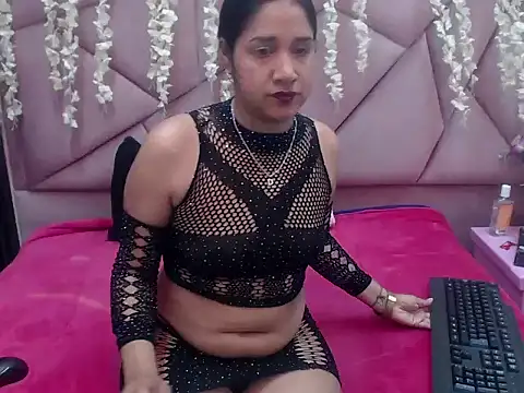 Snapshot of seleneRose69 chatting on December 14, 1:55 am seleneRose69 online show from December 14, 1:55 am