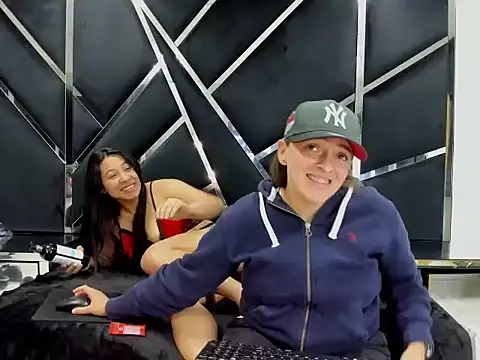 Snapshot of Alyssa_Noah chatting on December 2, 4:18 am Alyssa Noah online show from December 2, 4:18 am