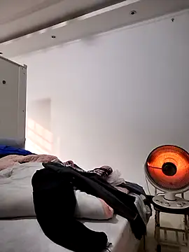 Snapshot of mimi2052 chatting on December 17, 1:55 am mimi2052 online show from December 17, 1:55 am