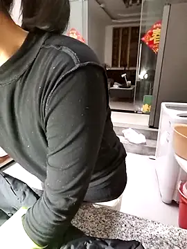 Snapshot of mimi2052 chatting on December 18, 12:27 am mimi2052 online show from December 18, 12:27 am