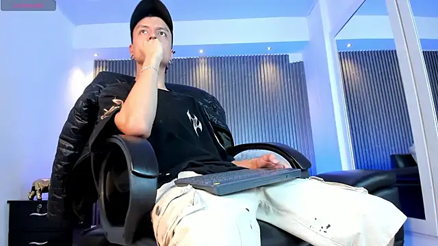 Snapshot of Bastthianxxx chatting on December 17, 7:31 pm Bastthianxxx online show from December 17, 7:31 pm