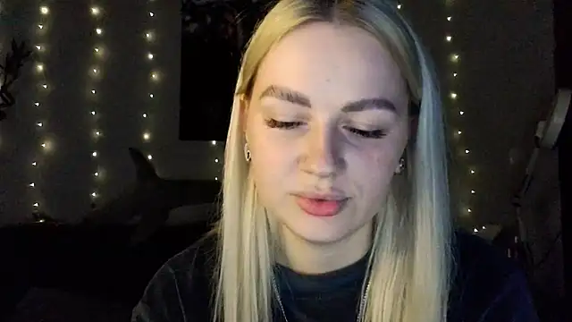 Snapshot of Whitehex666 chatting on December 4, 4:38 pm Whitehex666 online show from December 4, 4:38 pm