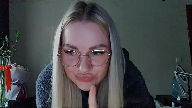 Snapshot of Whitehex666 chatting on December 20, 10:11 am Whitehex666 online show from December 20, 10:11 am