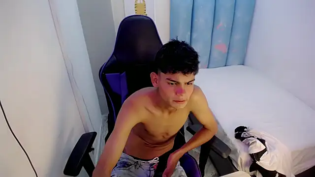 Snapshot of Lil_babyyy_ chatting on December 2, 3:45 am Lil babyyy online show from December 2, 3:45 am