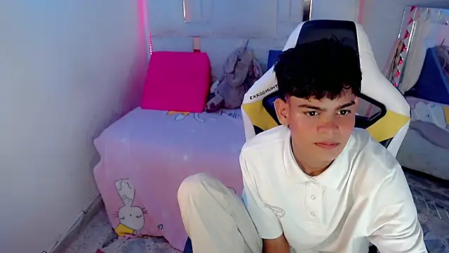 Snapshot of Lil_babyyy_ chatting on February 21, 12:44 am Lil babyyy online show from February 21, 12:44 am