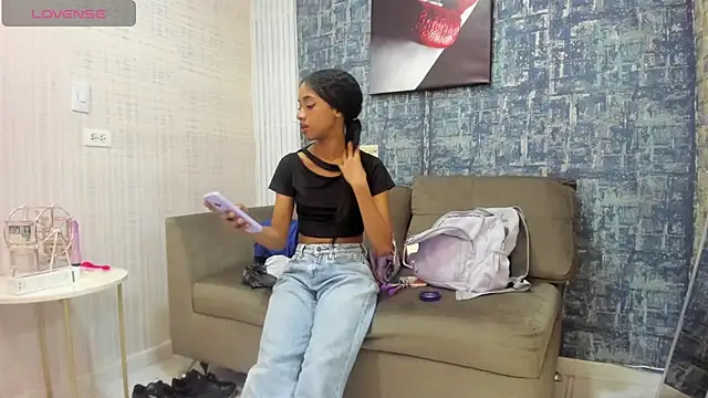 Snapshot of Brizza_H033 chatting on December 16, 9:09 pm Brizza H033 online show from December 16, 9:09 pm