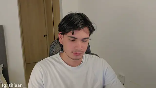 Snapshot of thiaann chatting on December 5, 2:42 am thiaann online show from December 5, 2:42 am