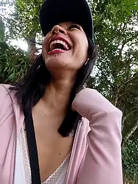 Snapshot of Ounla_Sweet chatting on May 6, 12:21 pm Ounla Sweet online show from May 6, 12:21 pm