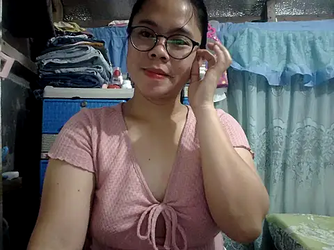 Snapshot of xxdreamgirl69 chatting on May 6, 10:26 pm xxdreamgirl69 online show from May 6, 10:26 pm