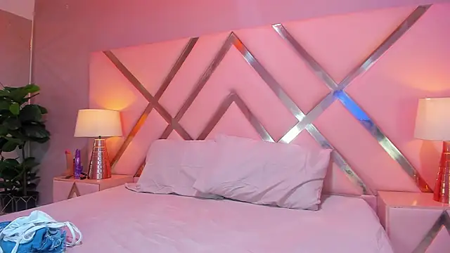 Snapshot of ViolettaLane chatting on December 2, 11:59 am ViolettaLane online show from December 2, 11:59 am