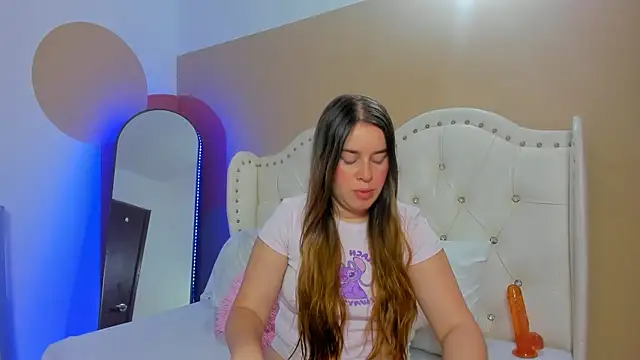 Snapshot of Chloe_Fox18 chatting on December 15, 4:22 pm Chloe Fox18 online show from December 15, 4:22 pm