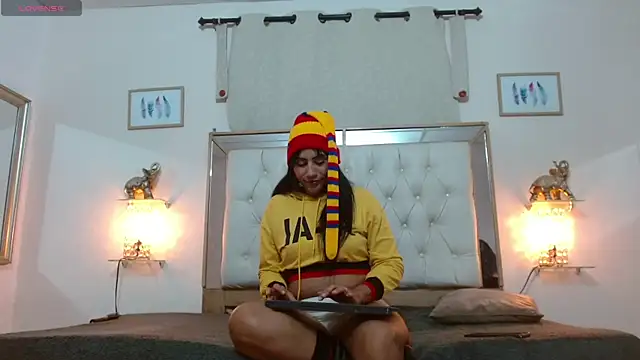 Snapshot of dr_jolie_ chatting on December 15, 4:39 am dr jolie online show from December 15, 4:39 am