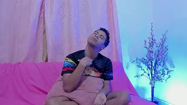 Snapshot of Peter_boys_1 chatting on December 1, 5:12 am Peter boys 1 online show from December 1, 5:12 am