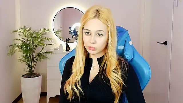 Snapshot of _K1sa_ chatting on December 2, 8:30 am K1sa online show from December 2, 8:30 am