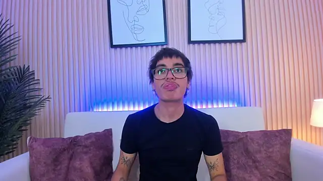 Snapshot of Antonio_rowan chatting on December 2, 6:47 pm Antonio rowan online show from December 2, 6:47 pm