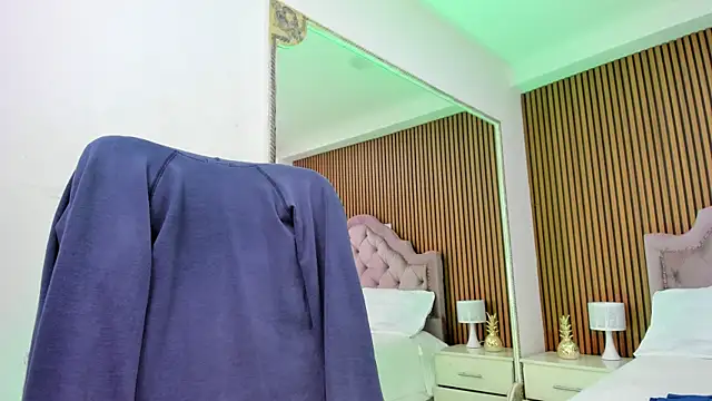 Cherrybombs  online show from April 12, 1:32 am