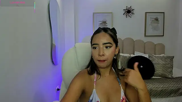 Snapshot of alana_martiins chatting on April 21, 7:39 pm alana martiins online show from April 21, 7:39 pm