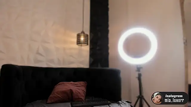 Mia Luxor online show from February 22, 11:53 am