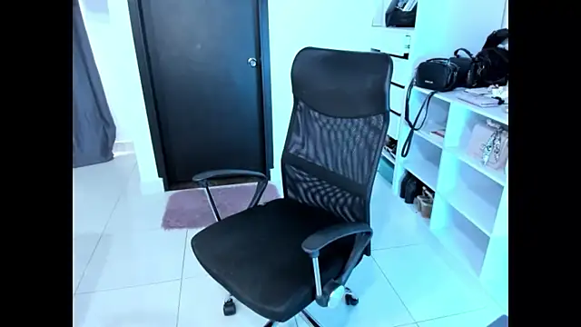 Snapshot of cristina697 chatting on December 3, 4:27 pm cristina697 online show from December 3, 4:27 pm