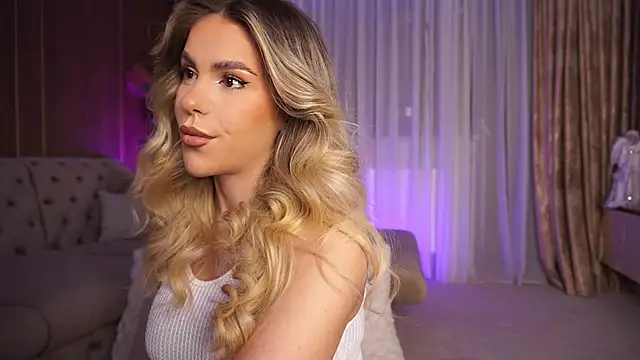 Snapshot of ChloeVelvetx chatting on December 4, 10:07 pm ChloeVelvetx online show from December 4, 10:07 pm