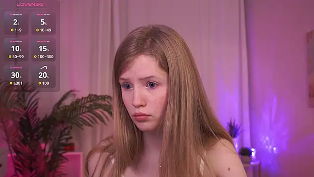 Snapshot of LilianHoward chatting on December 14, 12:21 pm LilianHoward online show from December 14, 12:21 pm