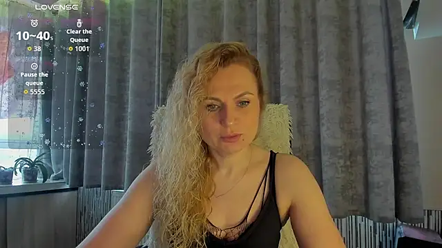 Snapshot of LanaLight_x chatting on May 18, 4:57 pm LanaLight x online show from May 18, 4:57 pm