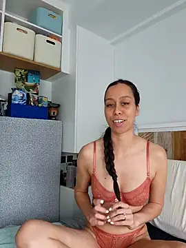 Snapshot of Maeveleigh_xo chatting on December 16, 9:09 pm Maeveleigh xo online show from December 16, 9:09 pm