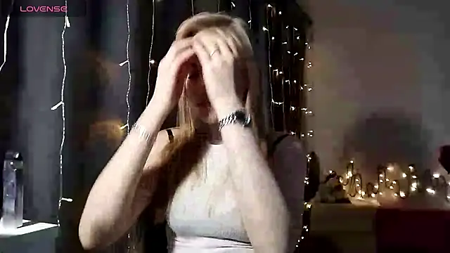 LunaPeony online show from December 19, 5:47 am