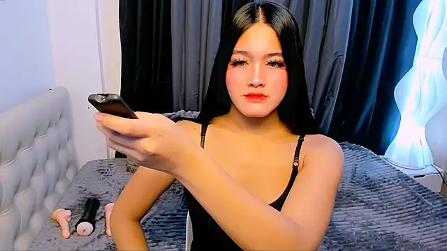 Snapshot of HollyMariee chatting on December 5, 10:24 am HollyMariee online show from December 5, 10:24 am