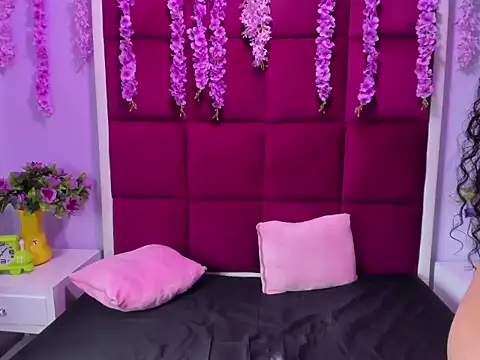 Snapshot of LuciannaDavis chatting on December 5, 4:03 pm LuciannaDavis online show from December 5, 4:03 pm