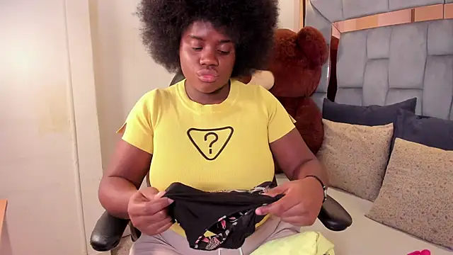 Snapshot of liarosee11 chatting on December 14, 2:28 am liarosee11 online show from December 14, 2:28 am