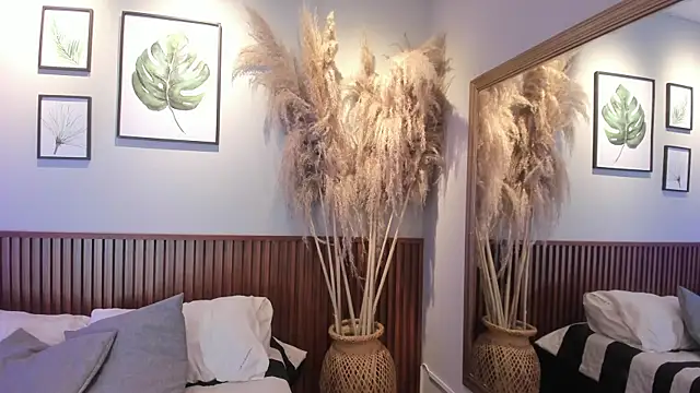 Snapshot of MIAROGGERSS chatting on December 14, 3:34 am MIAROGGERSS online show from December 14, 3:34 am