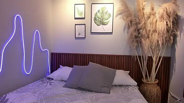 MIAROGGERSS online show from December 16, 3:11 am