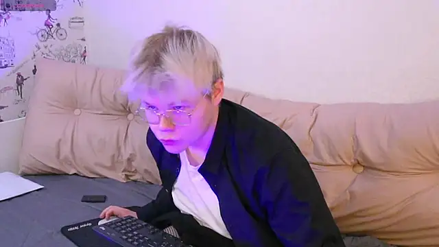 Snapshot of Brian_Mils chatting on December 14, 12:21 pm Brian Mils online show from December 14, 12:21 pm