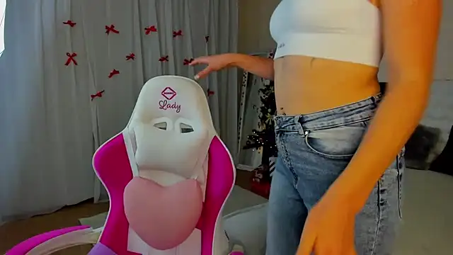 Snapshot of KiraNeeww chatting on December 18, 6:41 am KiraNeeww online show from December 18, 6:41 am