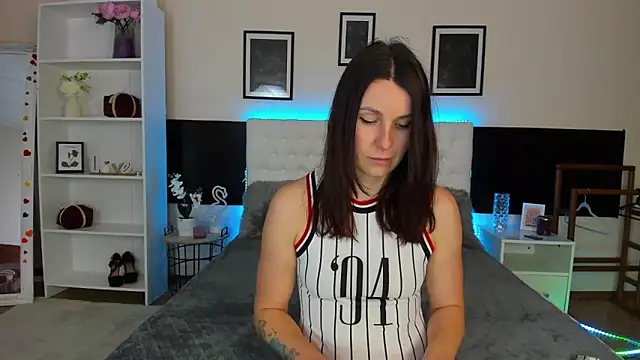 Snapshot of KiraNeeww chatting on February 5, 7:02 am KiraNeeww online show from February 5, 7:02 am