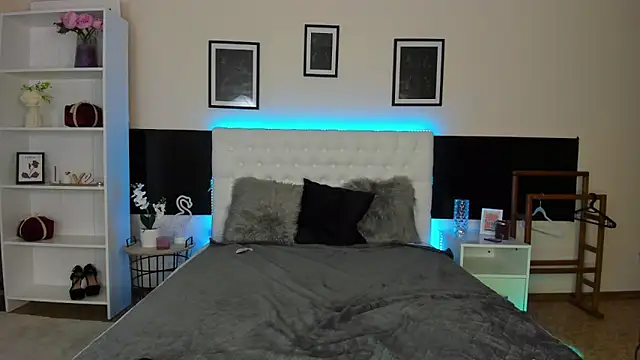 Snapshot of KiraNeeww chatting on February 9, 6:17 am KiraNeeww online show from February 9, 6:17 am