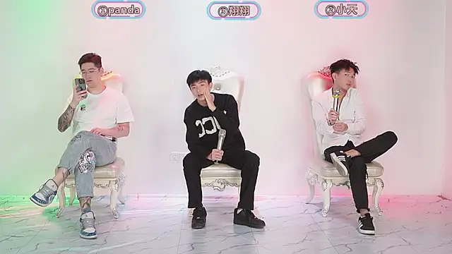 Snapshot of OUBA-boy chatting on December 2, 4:35 pm OUBA-boy online show from December 2, 4:35 pm