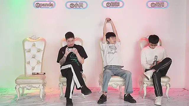 Snapshot of OUBA-boy chatting on December 4, 11:08 am OUBA-boy online show from December 4, 11:08 am