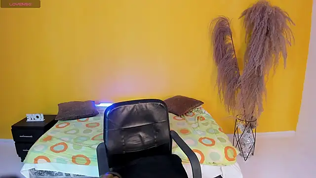 TiffanyHoustton online show from April 21, 1:28 pm