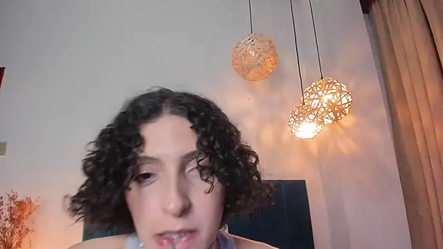 Snapshot of LyraVendrell chatting on May 7, 12:49 am LyraVendrell online show from May 7, 12:49 am