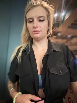 Snapshot of Betsy chatting on January 16, 4:28 am Betsy online show from January 16, 4:28 am