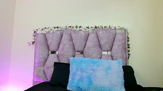 iris and damian online show from February 17, 5:19 pm